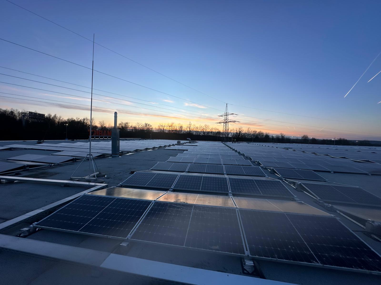 Professionelle Flachdach-Photovoltaikanlage bei Sonnenuntergang – ALAB Energiesysteme Montage-Service in Mindelheim, Bayern